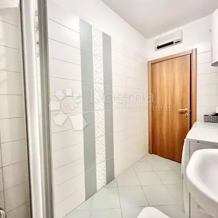 A Modern & Sunny In Apartment Umag