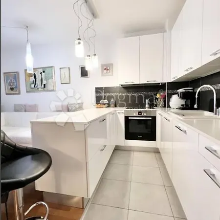 Apartment A Modern & Sunny In *
