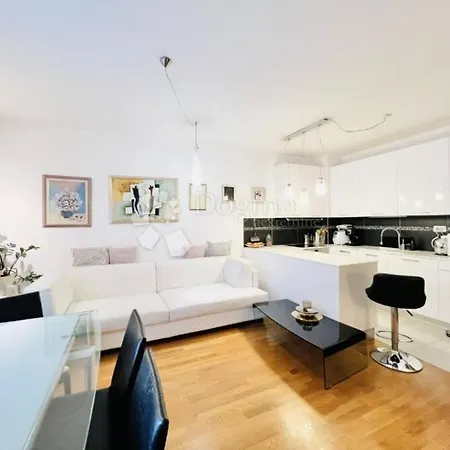 A Modern & Sunny In Umag